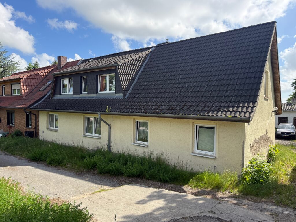 Sanierungsbedürftige Doppelhaushälfte mit traumhaftem Peeneblick und großem Garten